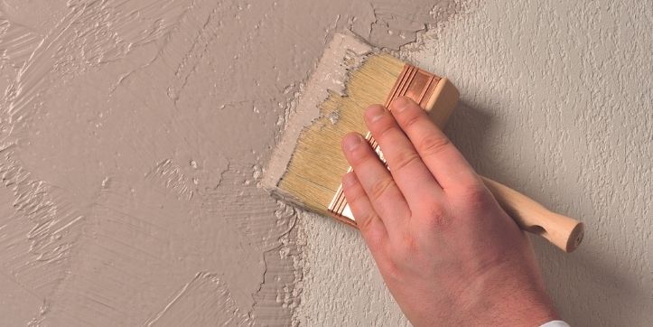 Reliss enduit pour lisser mur crépi et irrégulier